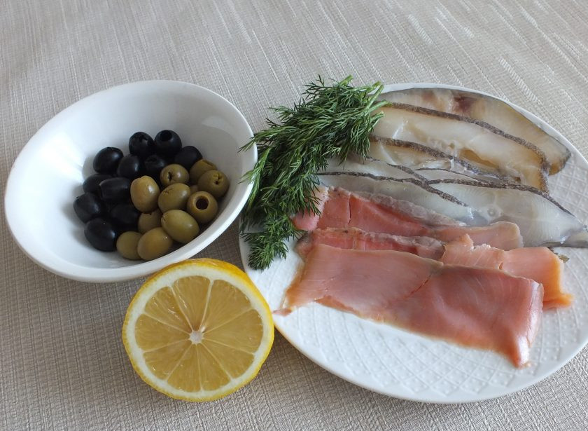 1. Этап. Рыбная нарезка: Подготовьте необходимые продукты.