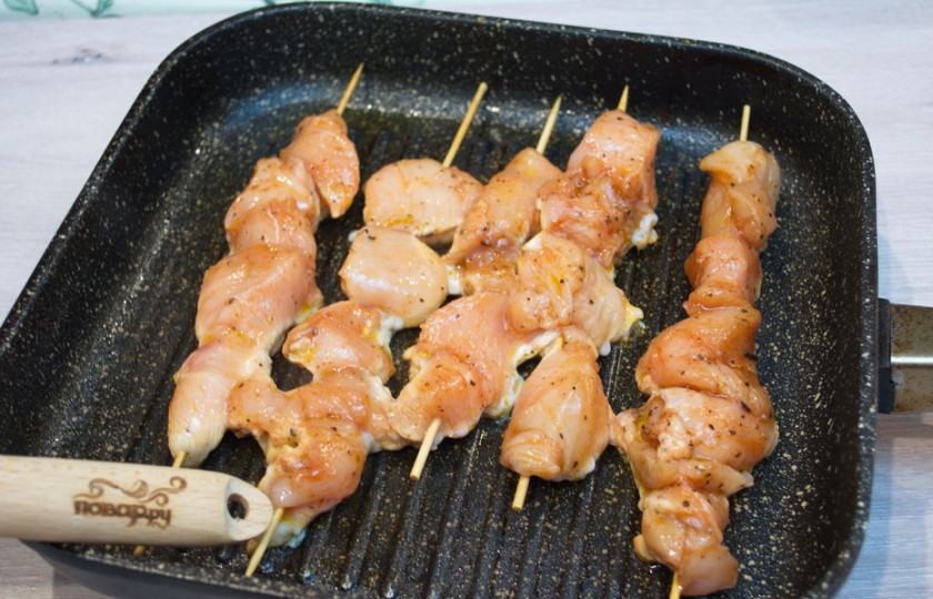 1. Этап. Шашлык из индейки: Деревянные шпажки замочите в воде, чтобы при обжаривании шашлычков они не горели. Время замачивания — 15 минут. Нанизывайте кусочки мяса на шампурчики, выкладывайте шашлык на хорошо разогретую сковороду-гриль. Обжаривать шашлычки нужно на хорошо разогретом гриле, но при жарке уменьшаем огонь до среднего, чтобы мясо не горело и прожарилось хорошо. Если таковой сковороды не нашлось, можно использовать обычную сковороду или запечь шашлык в духовке на решетке. В последнем случае под решетку поставьте противень, чтобы капающий мясной сок не залил вам всю духовку.