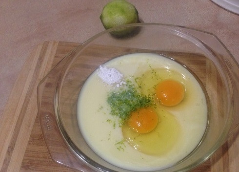 1. Этап. Лаймовые пончики на сгущенном молоке: Добавим цедру лайма и ванильный сахар. Размешиваем очень тщательно до однородности.