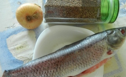 1. Этап. Фаршированный амур: Рыбу почистите. Удалите из неё внутренности и кости, голову. Амура промойте. Гречку отварите до готовности.