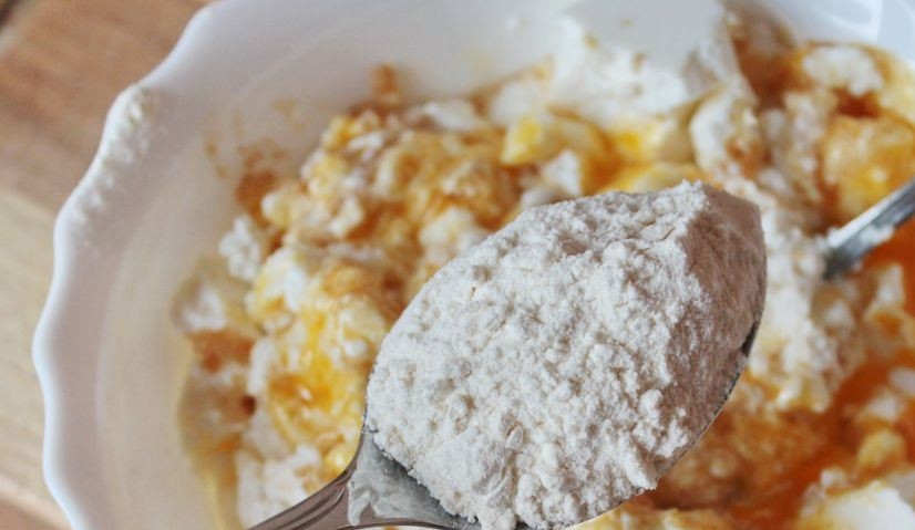 1. Этап. Творожные пончики, жаренные в масле: Затем просейте через сито пшеничную муку. Добавляйте ее частями и замесите гладкое и эластичное творожное тесто.