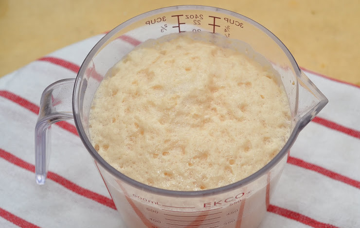 1. Этап. Пирожки с рыбой: 2. Примерно через 30 минут дрожжи должны начать работать и можно будет продолжать делать тесто.