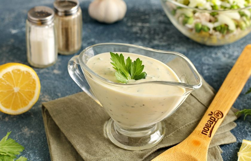 1. Этап. Диетическая заправка для салатов: Добавьте соль и молотый перец (можно добавить любые специи по вкусу). Перемешайте. Попробуйте соус и отрегулируйте на свой вкус. Возможно вам захочется чего-то добавить. Диетическая заправка для салатов готова. Такой соус превосходно заменит майонез и не навредит фигуре.