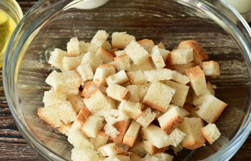 1. Этап. Чешские галушки: Выложите его в глубокую миску.