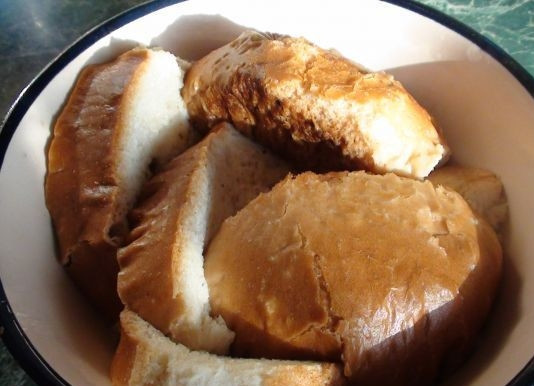 1. Этап. Тефтели в томатно-сметанном соусе: 1.Смачиваем в молоке кусочки батона.