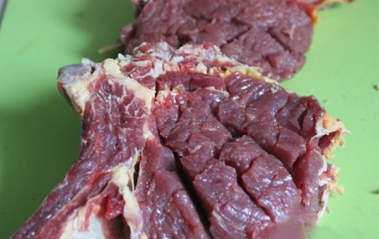 1. Этап. Запеченная корейка на кости: 1. Корейку на кости хорошо промываем под проточной водой, сушим салфеткой и разрезаем на порционные стейки. По бокам делаем неглубокие надрезы, чтобы мясо лучше пропиталось маринадом.