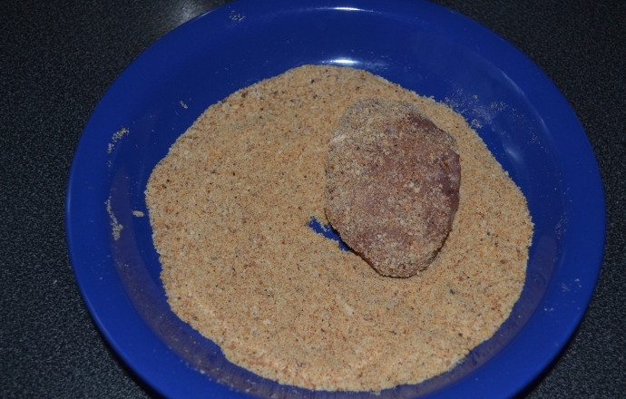 1. Этап. Паровые котлеты из говядины: Из получившегося фарша сформировать котлеты и обвалять в панировочных сухарях.