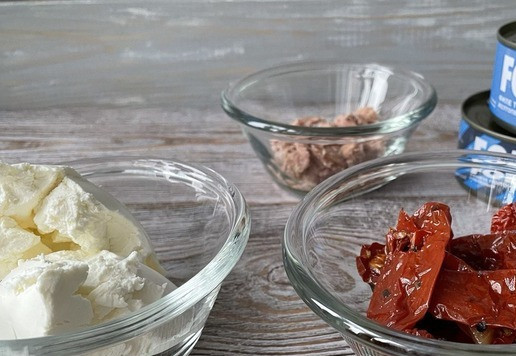 1. Этап. Риет с тунцом и вялеными томатами: Для приготовления риета понадобится тунец рубленый ТМ 