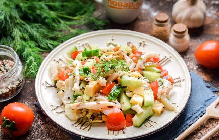 1. Этап. Салат из морского коктейля: Добавьте в салат масло и сок лимона, соль и перец по вкусу. Перемешайте все и подавайте к столу. Приятного аппетита!