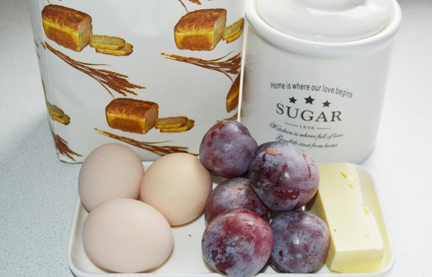 1. Этап. Шарлотка со сливами в мультиварке: Ингредиентов нам потребуется совсем немного.