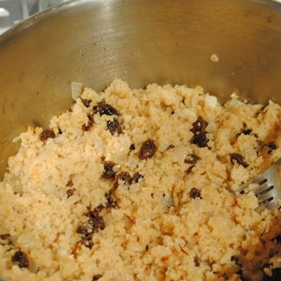 1. Этап. Кускус с миндалем и изюмом: Через 15 минут вилкой аккуратно перемешиваем кускус, чтобы он стал более рыхлым.