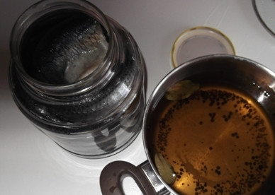 1. Этап. Малосольная сельдь: Разрезаем рыбу на куски и выкладываем в банку.