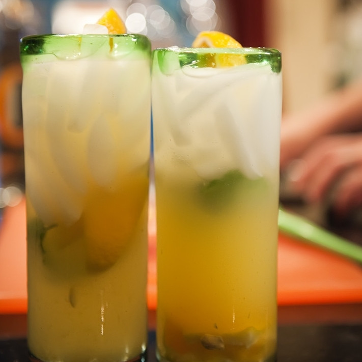 1. Этап. Апельсиновый мохито: 7. Стакан с апельсиновым мохито украсьте долькой апельсина. На здоровье!