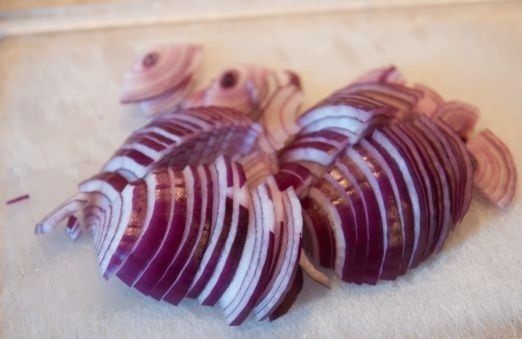 1. Этап. Салат из кальмара и креветок: 2. Тонкими полукольцами нарежьте лук. Лучше всего использовать красную луковицу.