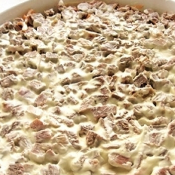 1. Этап. Салат Белые ночи: Затем выкладываем слой мелко нарезанного отварного мяса. Вновь промазываем майонезом.