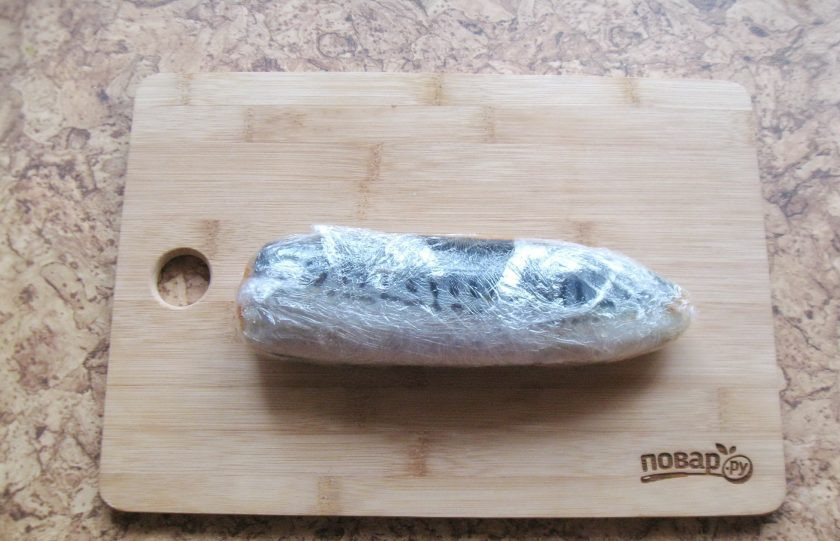 1. Этап. Холодная закуска из скумбрии: Сложить две половинки скумбрии. Плотно завернуть в несколько слоев пищевой пленки.