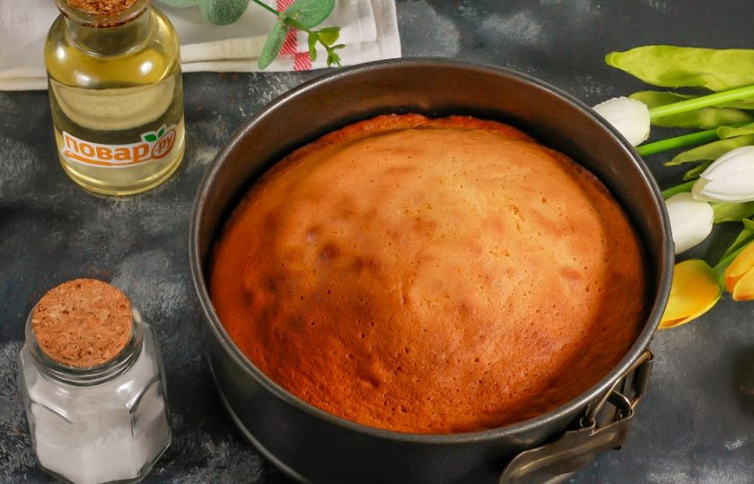 1. Этап. Бисквит на растительном масле: Выпекайте примерно 25-30 минут, следя за поверхностью и низом бисквита. Как только деревянная шпажка будет выходить из него сухой, выпечка полностью готова. Аккуратно извлеките форму из духовки и переверните на бок, давая остыть. Если же этого не сделать, то бисквит опадет.