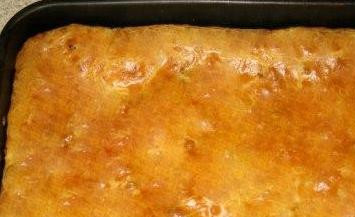 1. Этап. Заливной пирог с сайрой: Готовьте пирог в разогретой до 170-180 градусов духовке. Это займёт минут 30-40 минут, в конце должна образоваться золотистая корочка.