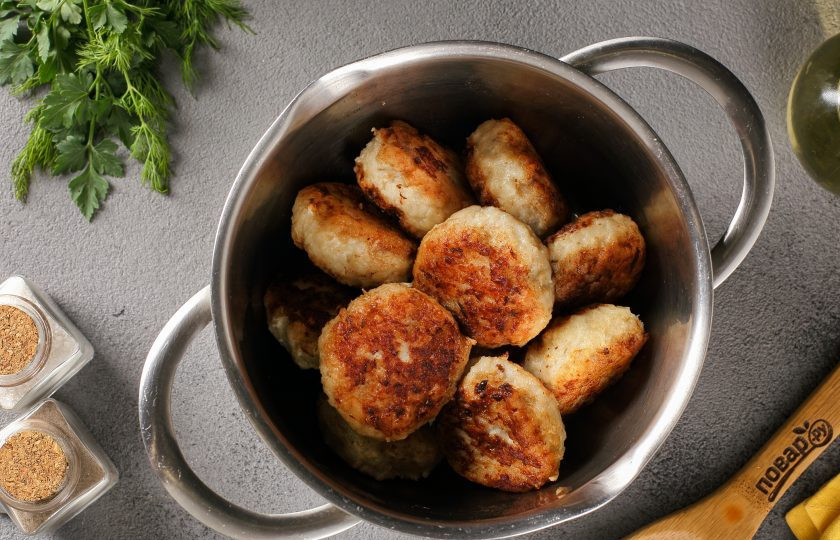 1. Этап. Тефтели из судака: Обжарьте на сильном огне с двух сторон до румяной корочки и переложите в кастрюлю или сотейник.