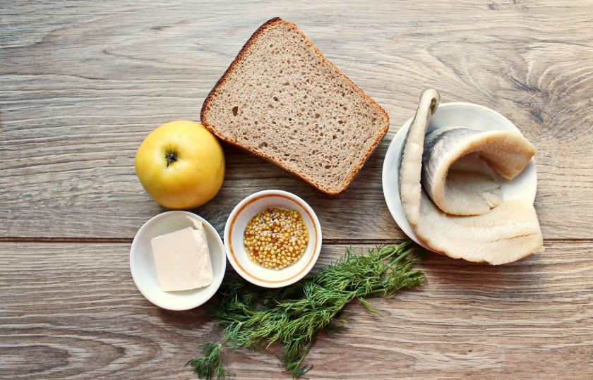 1. Этап. Канапе с селедкой и черным хлебом на шпажках: Подготовьте все необходимые ингредиенты для приготовления канапе с селедкой и черным хлебом на шпажках.