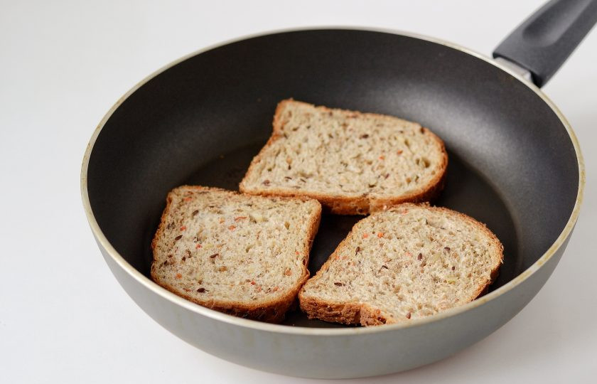 1. Этап. Бутерброды с сыром и авокадо: Хлеб подсушите на сухой сковороде до румяной корочки.