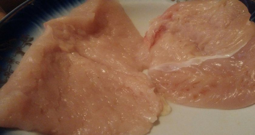 1. Этап. Отбивная из куриного филе: 1. Куриное филе — идеальный вариант мяса для отбивных. Помойте тщательно филе и нарежьте его на 2 части. Каждую часть отбейте кулинарным молотком.