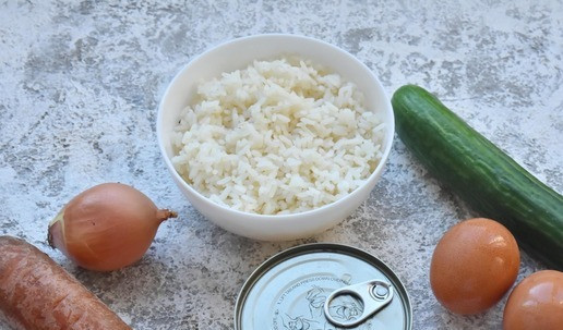 1. Этап. Салат с рисом и тунцом: Готовлю продукты для приготовления салата. Данного количества продуктов достаточно для приготовления двух порций в порционных бокалах, объемом 150 мл. Заранее отвариваю рис в подсоленной воде до готовности и яйца. Отвариваю до готовности морковь, очищаю от шкурки.