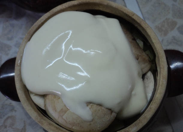 1. Этап. Жаркое в горшочке в духовке: Кладем к каждый горшочек по 2 столовые ложки сметаны, накрываем крышкой и ставим в разогретую до 180 градусов духовку. Готовим 40 минут, затем отключаем огонь и даем постоять жаркому еще минут 20.