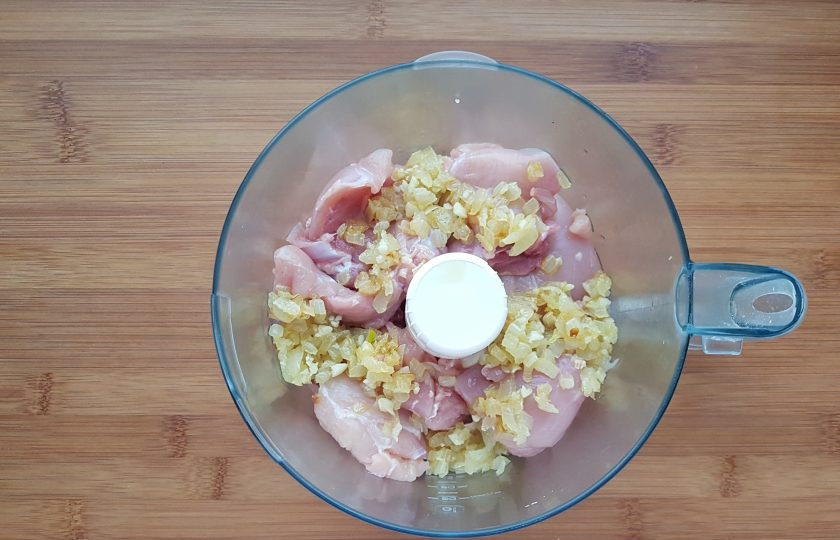 1. Этап. Террин из курицы с фисташками: Приготовим фарш. Измельчите в блендере куриные бедра с обжаренным луком.