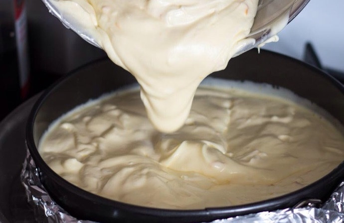 1. Этап. Чизкейк с желе: 5. Выложите сырную массу в форму с основой из печенья. Поставьте форму в сковороду или на противень с водой.