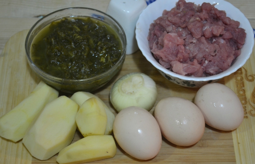 1. Этап. Суп щавелевый с фрикадельками: Для начала подготовим все необходимые для приготовления супа щавелевого с фрикадельками ингредиенты.