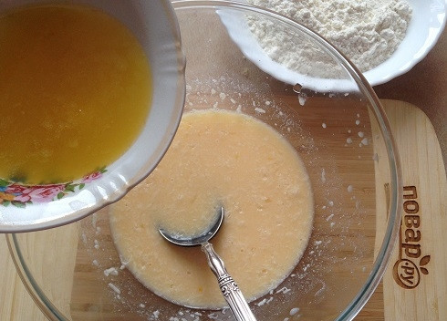 1. Этап. Овощные кексы: 5. В яично-молочную смесь добавим сыр, перемешаем и вливаем растопленное, но не горячее, сливочное масло. Перемешиваем.