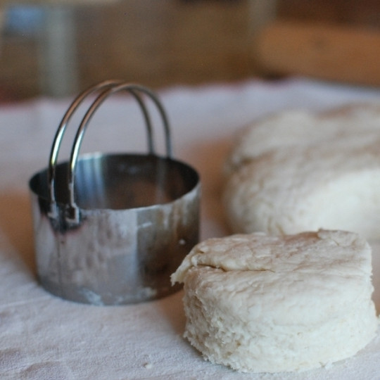 1. Этап. Английское печенье: Формируем из теста лепешку толщиной около 4 см, из нее вырезаем печенья диаметром 5-6 см.