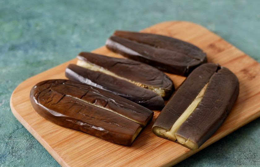 1. Этап. Турша из баклажанов: Затем немного остудите баклажаны и поставьте под гнет на 1 час, чтобы стекла лишняя жидкость.