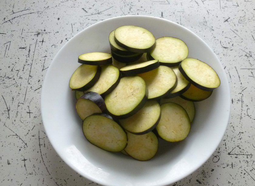 1. Этап. Турлу: Баклажан нарежьте кружочками.