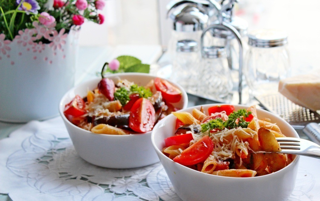 1. Stage. Penne with vegetables: Spread immediately hot on plates, sprinkle with Parmesan, garnish with cherry tomatoes and parsley.