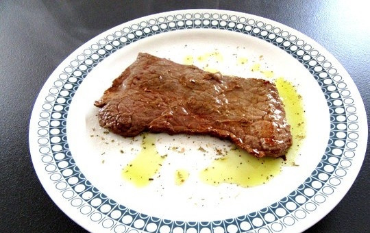 1. Этап. Вкусное мясо на сковороде: 5. Обжаренное мясо положите на тарелку с оливковым маслом и приправами, дайте пропитаться и переверните кусок мяса на другую сторону. Вкусное мясо готово. Приятного аппетита!