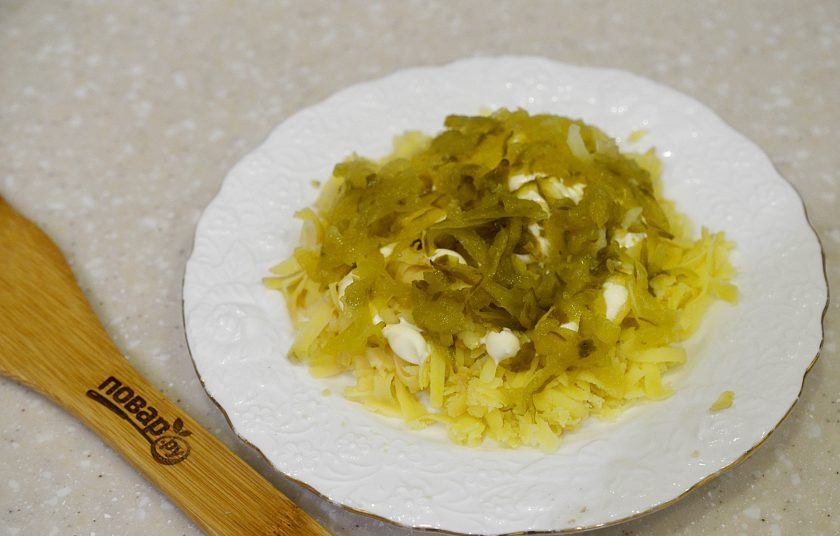 1. Этап. Салат Кардинал: 4. Следующий слой – натертый огурец.