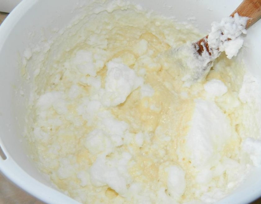 1. Этап. Ванильный пудинг с творогом: Вмешайте муку, ванилин и взбитые белки. Все аккуратно перемешайте.