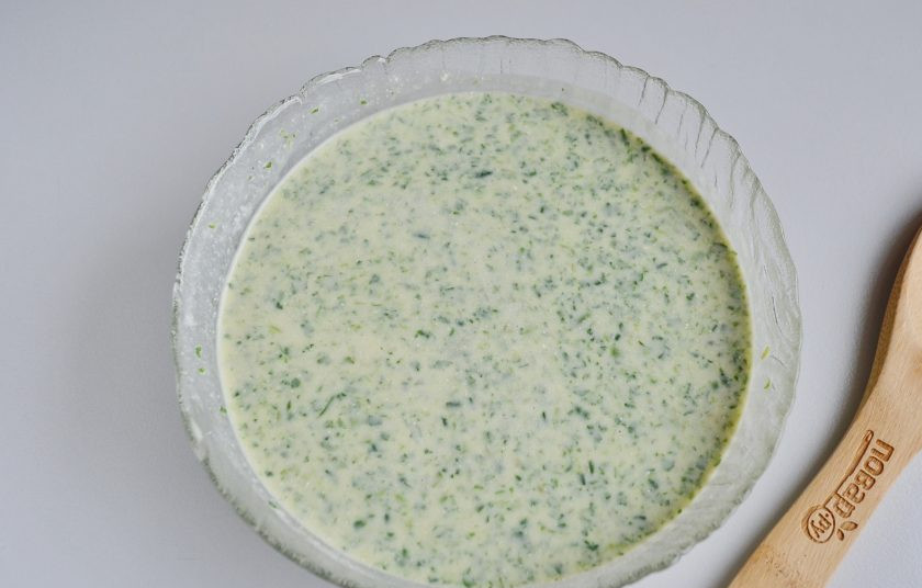 1. Этап. Шпинатные блины с печенью: Растопите сливочное масло, подогрейте молоко, оно должно быть теплое. В чашу измельчителя положите шпинат и несколько ложек молока, включите машинку на минутку. Добавьте яйца, соль, сахар, топленое масло, муку и оставшееся молоко. Снова включите машинку на пару минут. Тесто для шпинатных блинов готово! Жарьте блины как обычные молочные, на сухой антипригарной сковороде. Перед первым блином сковороду я смазываю маслом при помощи силиконовой кисточки.