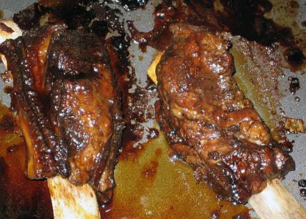 1. Этап. Тушеные ребрышки с соусом Терияки: Отварите ребрышки в соусе Терияки в течении 30 минут.