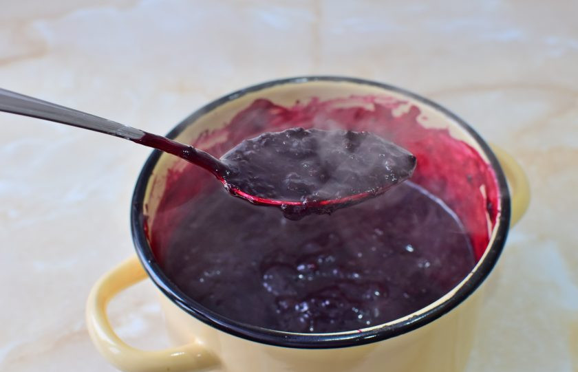 1. Этап. Конфитюр из черной смородины: Проварите 1-2 минуты, чтобы крахмал заварился. Густоту конфитюра можно отрегулировать добавлением воды. Учитывайте, что при остывании он станет гуще.