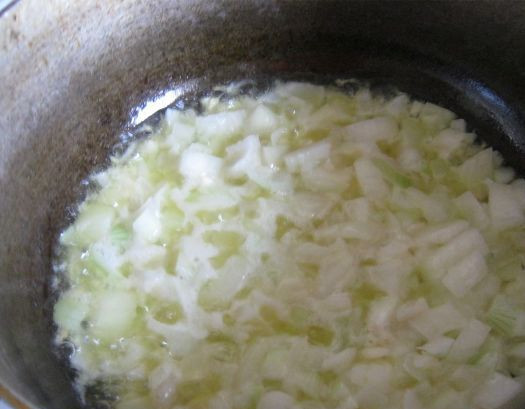 1. Этап. Спагетти под сливочным соусом: 3. Обжариваем лук на растительном масле и параллельно нарезаем шампиньоны.