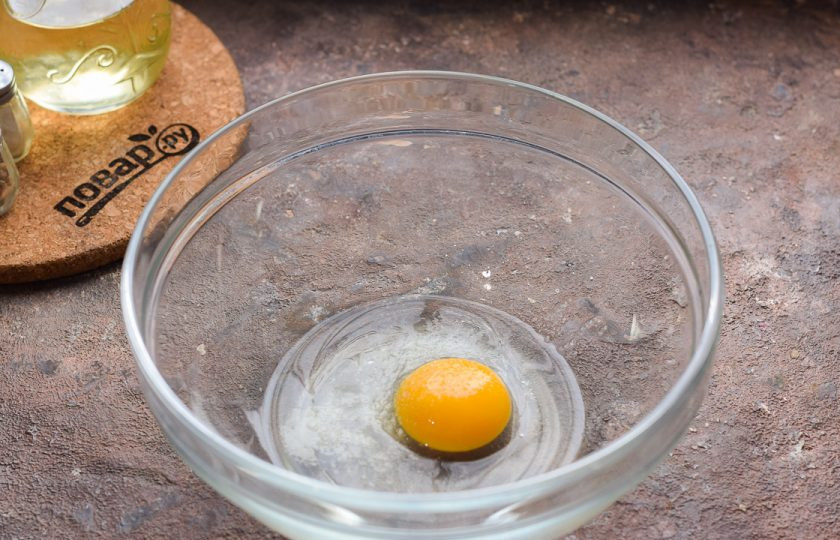 1. Этап. Блинчики с яйцом и луком: Возьмите объемную миску, в которой будет удобно приготовить тесто. Вбейте в миску яйцо, добавьте соль и сахар.