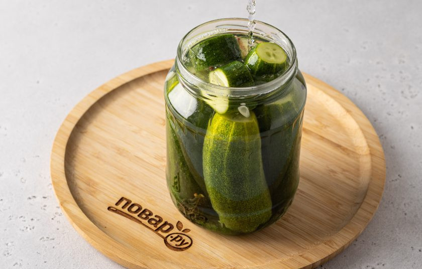 1. Этап. Огурцы с мятой на зиму: Залейте горячий маринад обратно в банку.