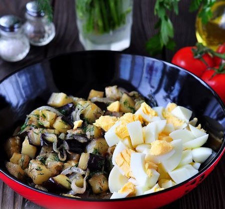 1. Stage. Eggplant and Egg Salad: Place eggplant in a plate, add coarsely chopped eggs.