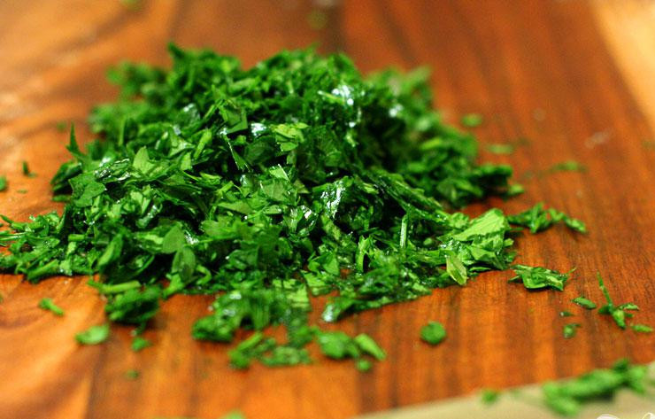 1. Этап. Салат из фенхеля с петрушкой: 1. Помыть, перебрать и измельчить петрушку, удалив черенки; листья салата порвать руками на мелкие кусочки.