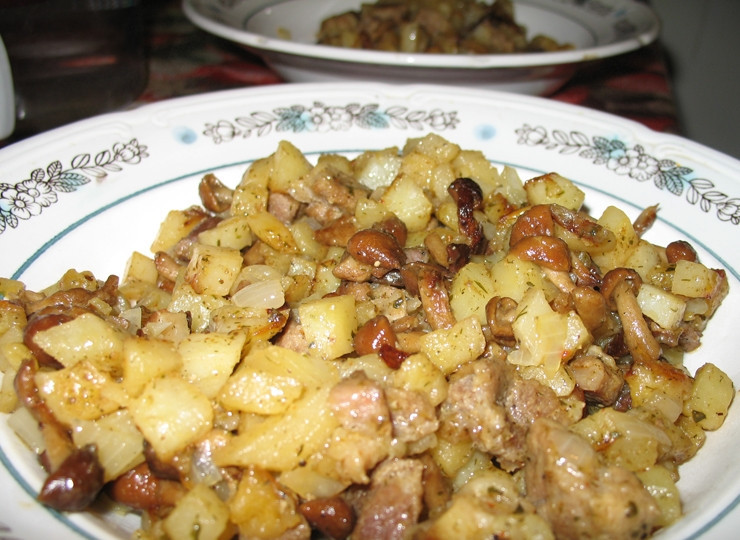 1. Этап. Картошка со свининой и грибами на сковороде: Подаем блюдо горячим. По желанию можно присыпать его свежей зеленью. Хорошо сюда подойдет укроп.