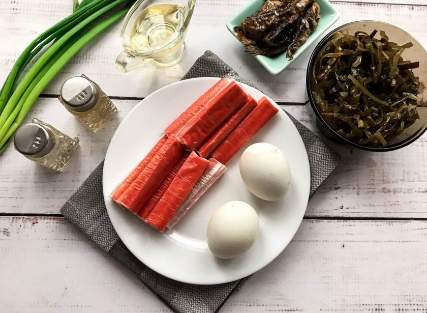 1. Этап. Салат с морской капустой и шпротами: Подготовьте все необходимые ингредиенты. Яйца варите 7-8 минут после закипания воды.