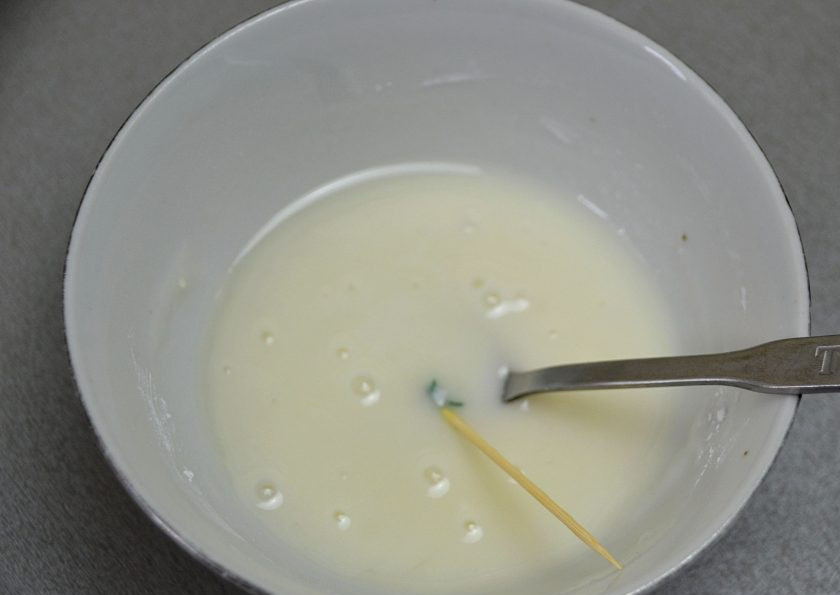 1. Этап. Фисташковые эклеры: Добавьте зеленый пищевой краситель на кончике зубочистки, размешайте.